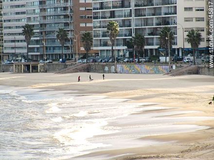 Playa Pocitos en invierno. - Departamento de Montevideo - URUGUAY. Foto No. 45817