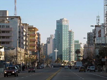 Avenida 8 de Octubre, Cruz del Papa, Torre del Congreso. - Departamento de Montevideo - URUGUAY. Foto No. 45877