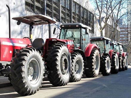 Tractores nuevos en la calle - Departamento de Montevideo - URUGUAY. Foto No. 45875