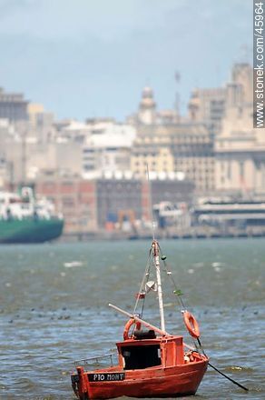 Fishing boat in the bay of Montevideo - Department of Montevideo - URUGUAY. Photo #45964