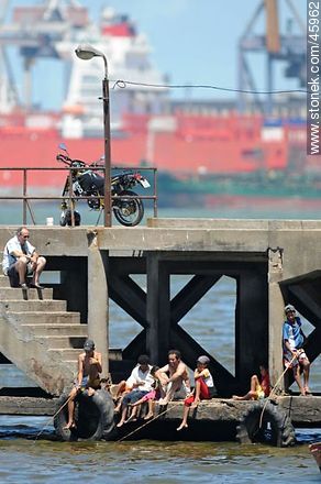 Pescadores en la bahía de Montevideo - Departamento de Montevideo - URUGUAY. Foto No. 45962