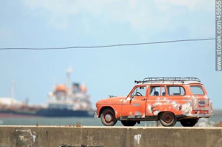 Old pickup at a dock - Department of Montevideo - URUGUAY. Photo #45955