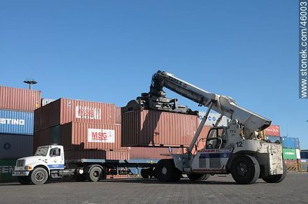 Apiladora telescopica. Carga sobre camión. - Departamento de Montevideo - URUGUAY. Foto No. 46003