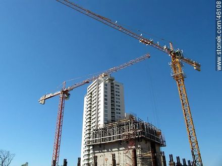 Construcción de la torre 4 del World Trade Center Montevideo  (2010) - Departamento de Montevideo - URUGUAY. Foto No. 46108