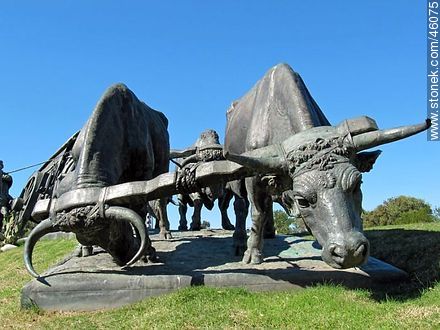 Monument to La Carreta by Belloni - Department of Montevideo - URUGUAY. Photo #46075