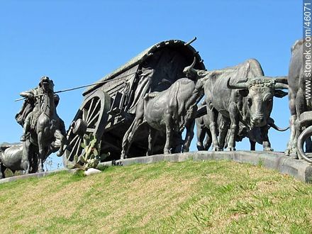 Monument to La Carreta by Belloni - Department of Montevideo - URUGUAY. Photo #46071