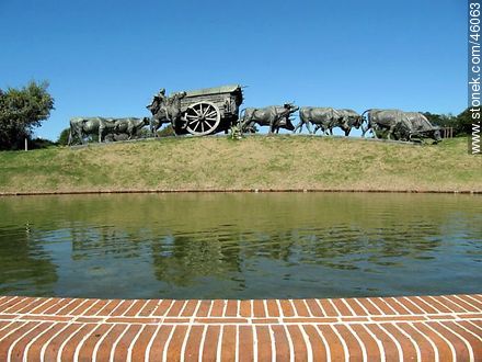 Monument to La Carreta by Belloni - Department of Montevideo - URUGUAY. Photo #46063