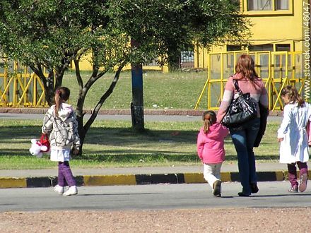 School children with their mother - Department of Montevideo - URUGUAY. Photo #46047