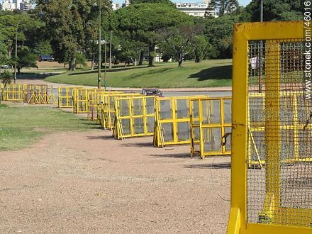 Vallas para regular el ingreso de espectadores al Estadio Centenario - Departamento de Montevideo - URUGUAY. Foto No. 46016