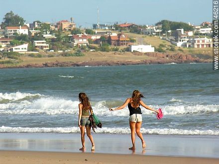 Girls walking along the shore - Department of Maldonado - URUGUAY. Photo #46216