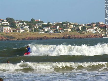 Surfeando cerca de la playa - Departamento de Maldonado - URUGUAY. Foto No. 46210