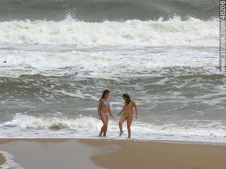Girls on the shore - Department of Maldonado - URUGUAY. Photo #46206