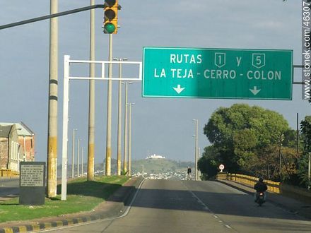 Comienzo de los accesos a Montevideo al oeste y norte. Fortaleza del Cerro de Montevideo. - Departamento de Montevideo - URUGUAY. Foto No. 46307