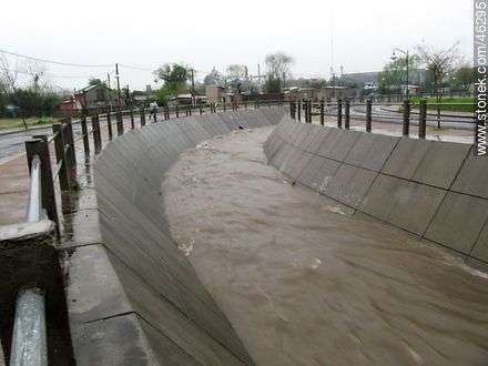 Canal de desagüe de aguas pluviales de la ciudad de Tacuarembó - Departamento de Tacuarembó - URUGUAY. Foto No. 46295