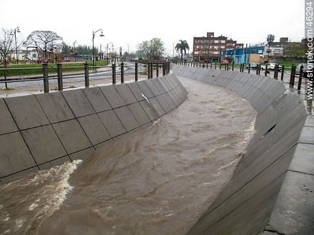 Canal de desagüe de aguas pluviales de la ciudad de Tacuarembó - Departamento de Tacuarembó - URUGUAY. Foto No. 46294