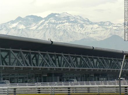 Aeropuerto de Santiago de Chile Arturo Merino Benitez con el fondo de Los Andes - Chile - Otros AMÉRICA del SUR. Foto No. 46380