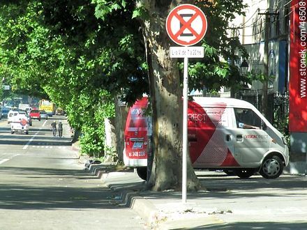 Track single bus. Strictly no parking. - Department of Montevideo - URUGUAY. Photo #46508