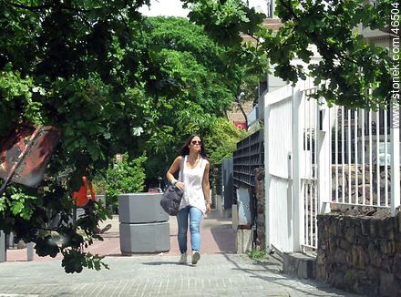 Girl walking along an avenue - Department of Montevideo - URUGUAY. Photo #46504