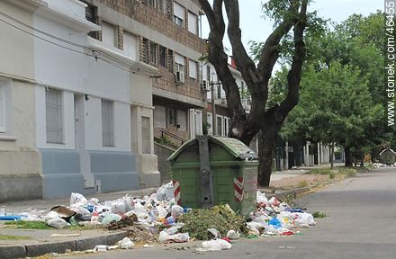 Bolsas de basura por doquier -  - URUGUAY. Foto No. 46455