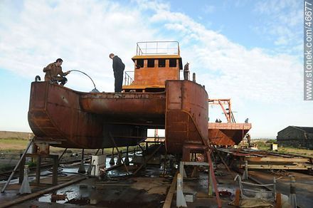 Construction of a barge on the dock of the Navy - Department of Montevideo - URUGUAY. Photo #46677