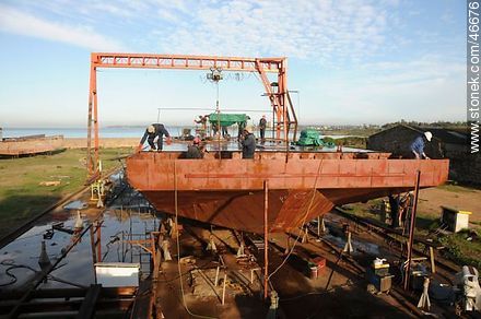 Construction of a barge on the dock of the Navy - Department of Montevideo - URUGUAY. Photo #46676