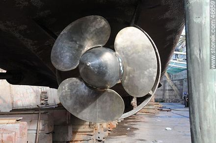 Ship propeller repaired in dry dock -  - MORE IMAGES. Photo #46659