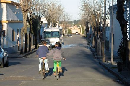 Amigos en bicicleta - Departamento de Colonia - URUGUAY. Foto No. 46710