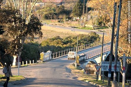 Ruta 2, salida de la ciudad. Puente sobre el arroyo Colla. - Departamento de Colonia - URUGUAY. Foto No. 46698