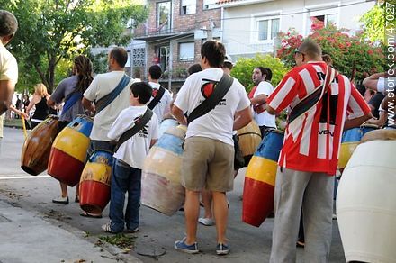 Preparing for Llamadas parade - Department of Montevideo - URUGUAY. Photo #47027