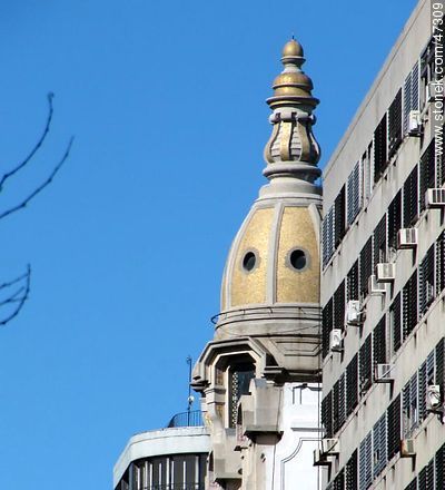 Cúpula del edificio San Felipe y Santiago en la Av. 18 de Julio y Yaguarón - Departamento de Montevideo - URUGUAY. Foto No. 47309
