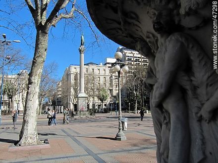 Estatua de la Libertad y plazas Cagancha y Libertad - Departamento de Montevideo - URUGUAY. Foto No. 47298
