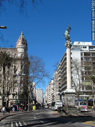 Statue of Liberty and Palacio Montero - Department of Montevideo - URUGUAY. Photo #47292