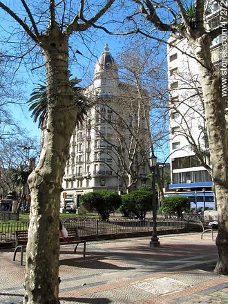 Plaza Libertad y Palacio Montero en la Av. 18 de Julio - Departamento de Montevideo - URUGUAY. Foto No. 47272