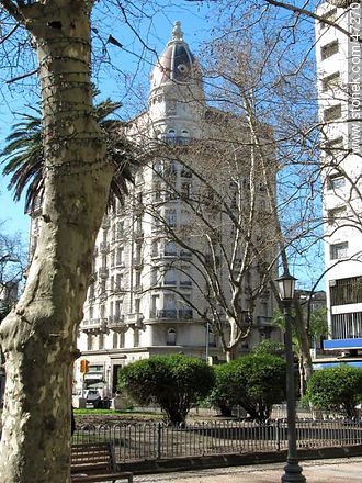 Plaza Libertad y Palacio Montero en la Av. 18 de Julio - Departamento de Montevideo - URUGUAY. Foto No. 47270