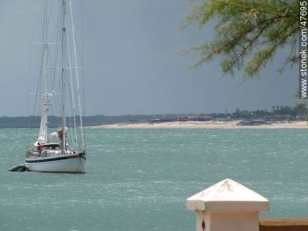 Velero en un mar turquesa y con tormenta al acecho - Departamento de Maldonado - URUGUAY. Foto No. 47695