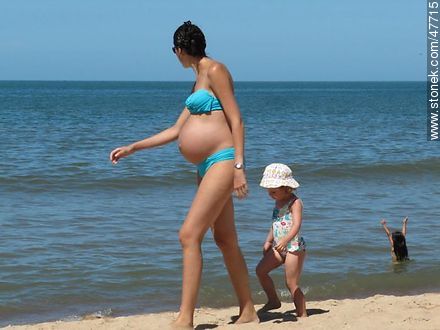 Señora embarazada con su hijita - Departamento de Maldonado - URUGUAY. Foto No. 47715
