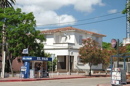 Quisco de diarios y escuela pública. Av. Piria y Tucumán. - Departamento de Maldonado - URUGUAY. Foto No. 47626