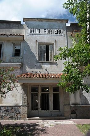 Ex hotel Porteño en la calle Chacabuco - Departamento de Maldonado - URUGUAY. Foto No. 47621
