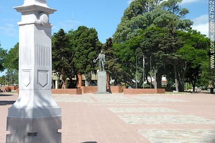 Plaza en la calle Tucumán - Departamento de Maldonado - URUGUAY. Foto No. 47602