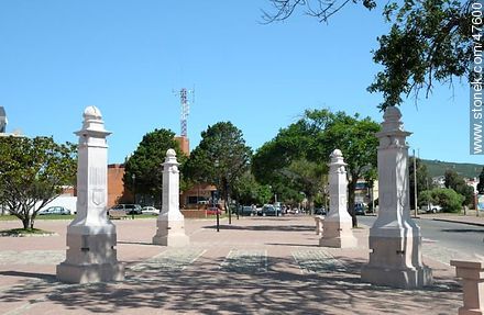 Plaza en la calle Tucumán - Departamento de Maldonado - URUGUAY. Foto No. 47600