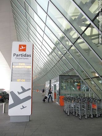 Aeropuerto Internacional de Carrasco. Primer piso. Partidas. - Departamento de Canelones - URUGUAY. Foto No. 47865