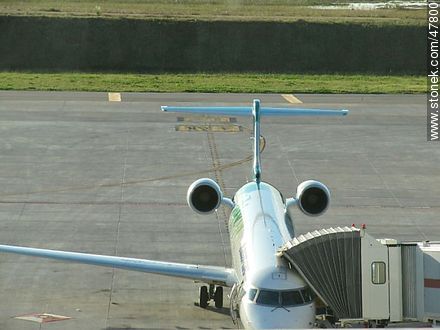 Aeropuerto Internacional de Carrasco. Avión con manga. - Departamento de Canelones - URUGUAY. Foto No. 47800