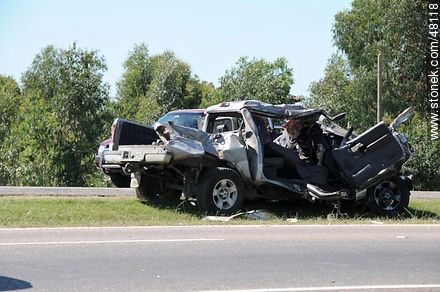 Camioneta destrozada en accidente en Ruta Interbalnearia - Departamento de Maldonado - URUGUAY. Foto No. 48118