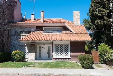 Casa sin rejas en la línea de edificación - Departamento de Montevideo - URUGUAY. Foto No. 48085