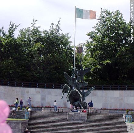Escultura y bandera irlandesa - ireland - ISLAS BRITÁNICAS. Foto No. 48780