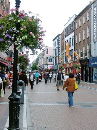 Pedestrian shopping street in Dublin. Ornaments petunias. - Ireland - BRITISH ISLANDS. Photo #48765