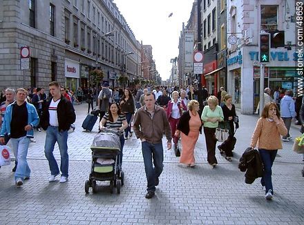 Pedestrians on a pedestrian street downtown Dublin - Ireland - BRITISH ISLANDS. Photo #48653