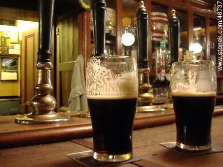 Vasos de cerveza negra Guiness - ireland - ISLAS BRITÁNICAS. Foto No. 48737