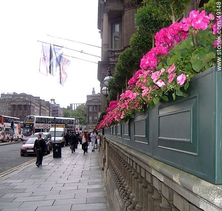 Balconera adornada de flores. - Escocia - ISLAS BRITÁNICAS. Foto No. 49148