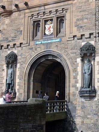 El Castillo de Edimburgo. Escultura de Sir William Wallace a la derecha. Robert de Bruce a la izquierda. - Escocia - ISLAS BRITÁNICAS. Foto No. 49123
